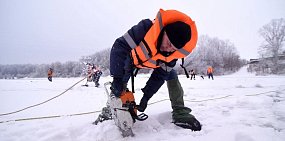 В Оренбурге распилили лед на реке Сакмара