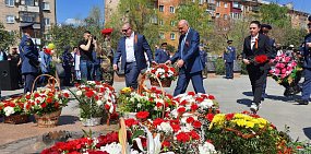 9 мая в Новотроицке возложили цветы к Вечному огню в честь 76-й годовщины Победы в Великой Отечественной войне