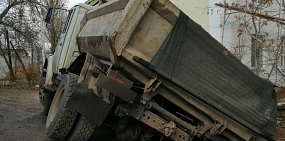 Во дворе Оренбурга грузовой автомобиль колесом ушел под землю