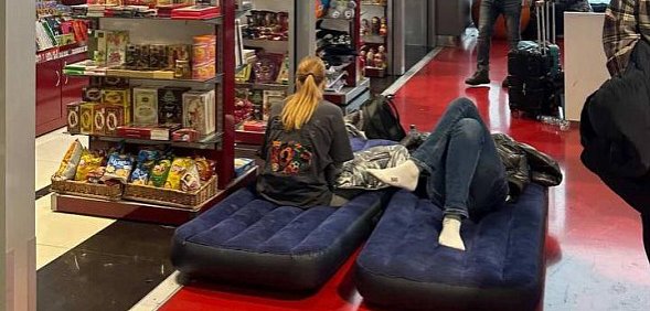 Пассажиры на надувных матрасах в аэропорту в Москве, фото: очевидец Светлана