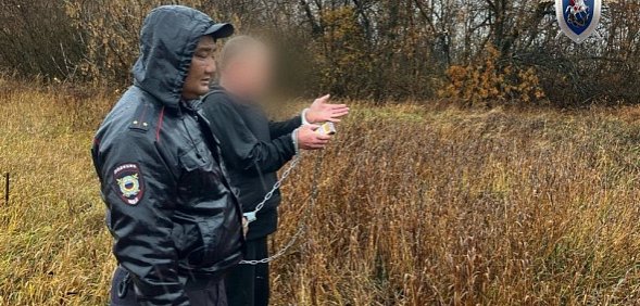 Обвиняемый показывает места захоронений. Фото: СУ СК России по Оренбургской области