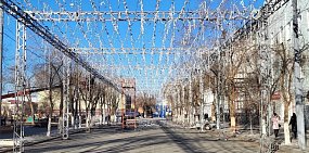 В Оренбурге главная площадь города постепенно превращается в новогоднюю
