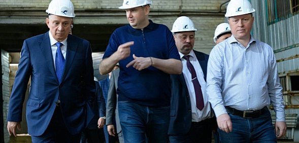 Евгений Солнцев на заводе металлоконструкций. Фото правительства Оренбургской области 