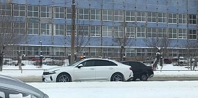 Снегоуборочную технику в Орске сегодня сопровождала KIA K5 с маячком