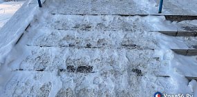 Снег на ступенях около остановки Газовик, фото: Урал56.Ру