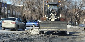 Водителей Орска просят не оставлять машины на обочинах дорог. Ночью техника выйдет расчищать снег