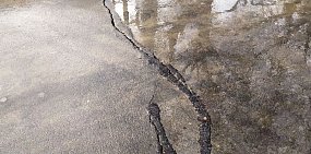 Тротуар в центре Орска вновь пошел трещинами – заливка битумом через 2 года после ремонта не помогла