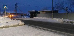 Остановку и переход в поселке Первомайский очистили от снежного завала, но не до конца