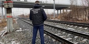 Под Оренбургом грузовой поезд насмерть сбил мужчину