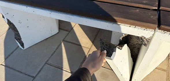 На набережной Оренбурга начали разрушаться бетонные скамейки и пропадать плафоны фонарей