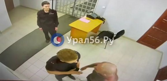 Момент нападения на полицейских в Орске 