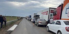 Под Орском граждан России и Казахстана начали пропускать в первую очередь, а в АПП Сагарчин пробка не уменьшается