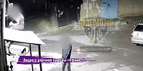 Парень пытается забраться по линии электропередач. Стоп-кадр с камер видеонаблюдения 