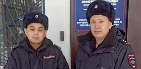 Полицейские Жанат Муасумбаев и Ерлан Киякбаев, которые помогли пожилому мужчине. Пресс-служба Управление на транспорте МВД России по Уральскому округу