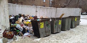 Мусор с контейнерной площадки в центре Орска не вывозят около месяца