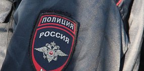 ﻿Жительница Оренбурга ударила полицейского в живот, пытаясь вытащить мужа из служебной машины при задержании