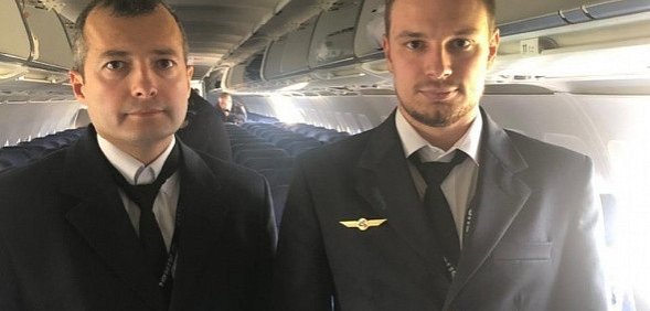 Пилоты А321, посадившие самолет в поле, награждены званиями Героев России
