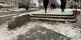 В центре Орска на тротуаре разрушился пандус и пришел в травмоопасное состояние