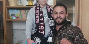 Мальчика, которого избили сверстники в селе Краснохолм, навестил трехкратный чемпион по стритлифтингу