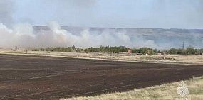 В Шарлыкском районе серьезный природный пожар: огонь угрожал селу Зеркло, но угроза отбита