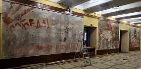 «Ни шагу назад»: В театре музкомедии в Оренбурге под зеркалами нашли лозунги военных лет