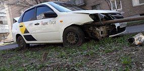 Труба пронзила насквозь машину: В Оренбурге в ДТП пострадал пассажир