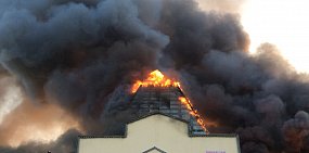 В Бугуруслане пожар в заброшенном здании тушили более 7 часов