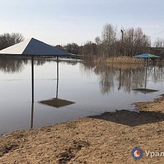 Подтопленный детский пляж на р. Урал в Орске, 05.04.2023