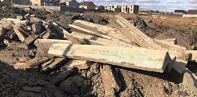 Старые бордюры и асфальт у жилых домов в Орске свалили «случайно»