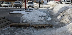 На половине тротуаров в Орске лужи, на половине — лед. Как жители передвигаются по ним?