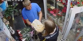 Мужчина ограбил цветочный. Стоп-кадр с видеонаблюдения УМВД по Оренбургской области 
