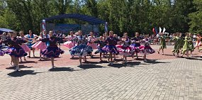 В Орске прошел флешмоб «Русь танцевальная»