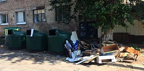 Как выглядит мусорная площадка под окнами правительства Оренбургской области?