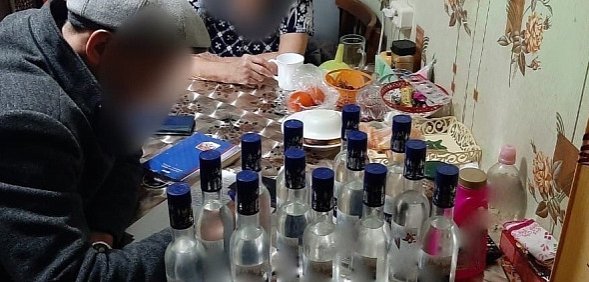 Изъятие суррогатного алкоголя. Фото: пресс-служба УМВД РФ по Оренбургской области (архив)