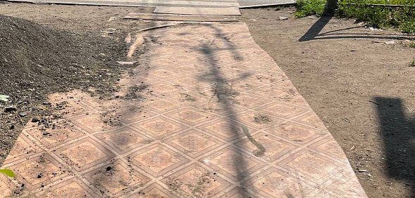 Линолеум вместо асфальта постелили на одной из улиц Оренбурга