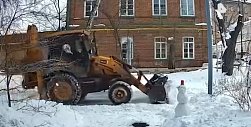 Снеговик на дороге. Источник: РЕН ТВ