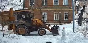 Снеговик на дороге. Источник: РЕН ТВ