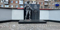 Как себя вести у памятников участникам СВО и ВОВ, чтобы не попасть в полицию? В Орске за «игру в футбол» уже наказали детей и их родителей