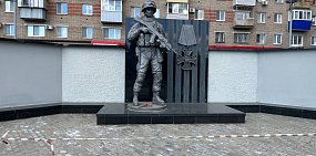 Как себя вести у памятников участникам СВО и ВОВ, чтобы не попасть в полицию? В Орске за «игру в футбол» уже наказали детей и их родителей