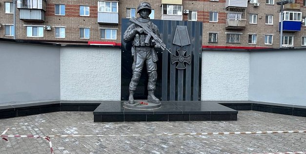 Как себя вести у памятников участникам СВО и ВОВ, чтобы не попасть в полицию? В Орске за «игру в футбол» уже наказали детей и их родителей