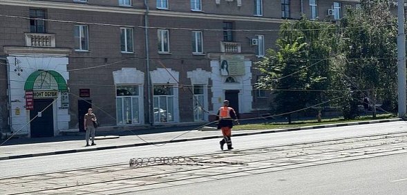 В центре Орска оборвались провода, задев знаки и светофор