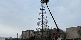 Установка главной елки в Новотроицке. Фото администрации