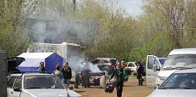 На Радоницу кладбища превращаются в рынки и шашлычные