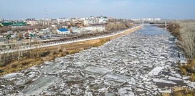На реке Урал в Оренбурге тронулся лед