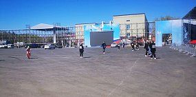 На площади Ленина в Оренбурге идет подготовка ко Дню Победы