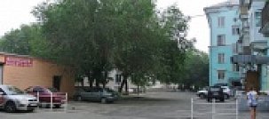 В Орске жильцы дома отгораживают двор шлагбаумом, а соседи выступают против