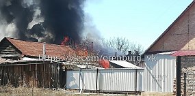 В Оренбурге на улице Комсомольской сильный пожар