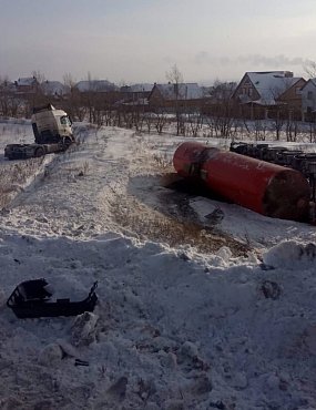 На трассе в Оренбургской области перевернулся нефтевоз. На месте работают экологи