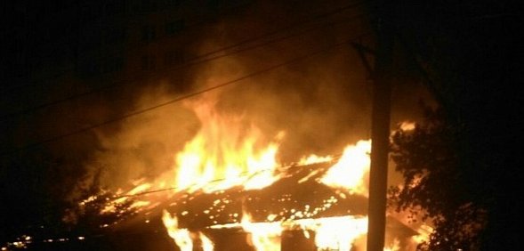 В Оренбурге ночью сгорел расселенный дом