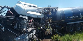 На трассе Оренбург – Самара столкнулись несколько грузовиков и Toyota Land Cruiser. Погиб ребенок